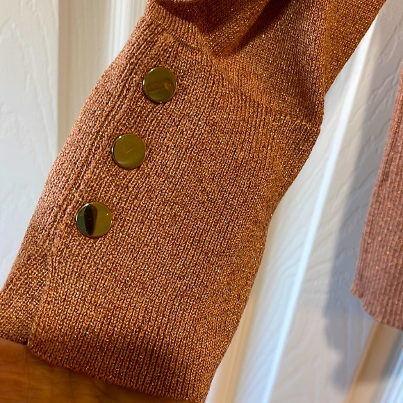 BNWT J M COLLECTION V-NECK ROSE GOLD LUREX SWEATER WITH GOLD BUTTON CUFF ACCENTS - Picture 3 of 7